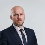 Ограничил в родительских правах отца ребенка