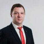 Освободил Клиента от назначенного наказания в связи с примирением сторон